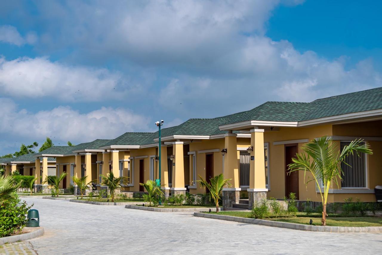 Hawthorn Suites By Wyndham Dwarka Buitenkant foto