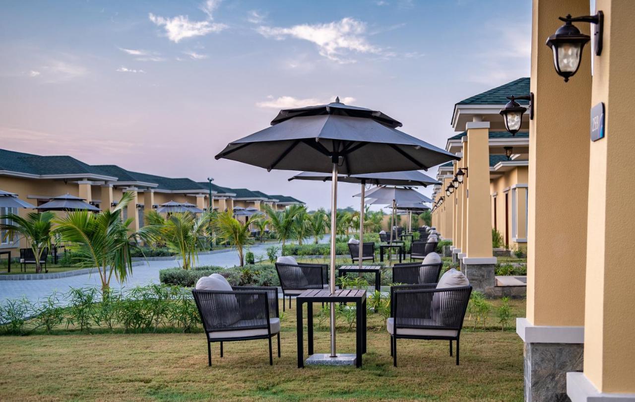 Hawthorn Suites By Wyndham Dwarka Buitenkant foto