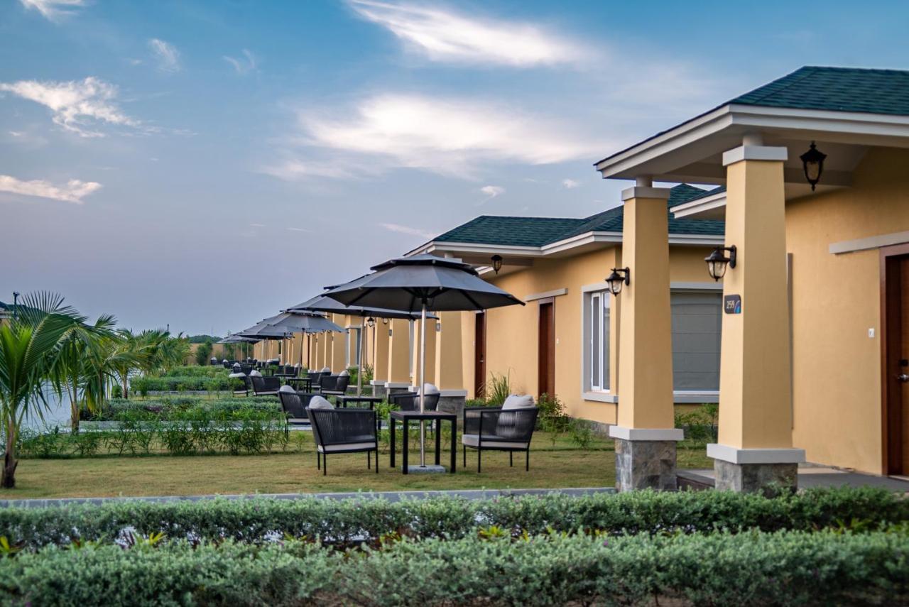 Hawthorn Suites By Wyndham Dwarka Buitenkant foto